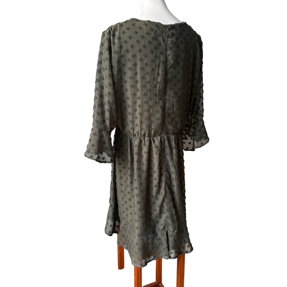 NWT, A Beautiful Soul Olive Flock Spot 3/4 Sleeve Tie Bow V-Neck, Sz 1X - Picture 6 of 15